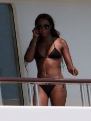 Naomi Campbell caught by paparazzi with