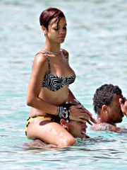 Rihanna caught on her pleaseing wet booty
