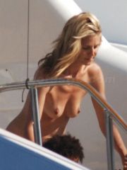 Sexy Heidi Klum nude posing pics &