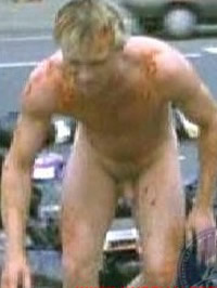Daniel Craig caught nude by paparazzi