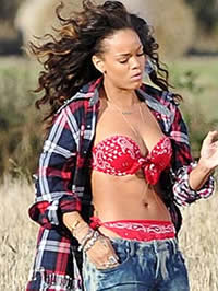Rihanna exposing her fucking sexy body..