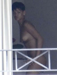 Rihanna caught nude by paparazzi