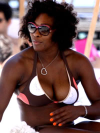 Serena Williams flashing her big ass in..