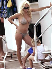 Pamela Anderson big boobs in a bikini