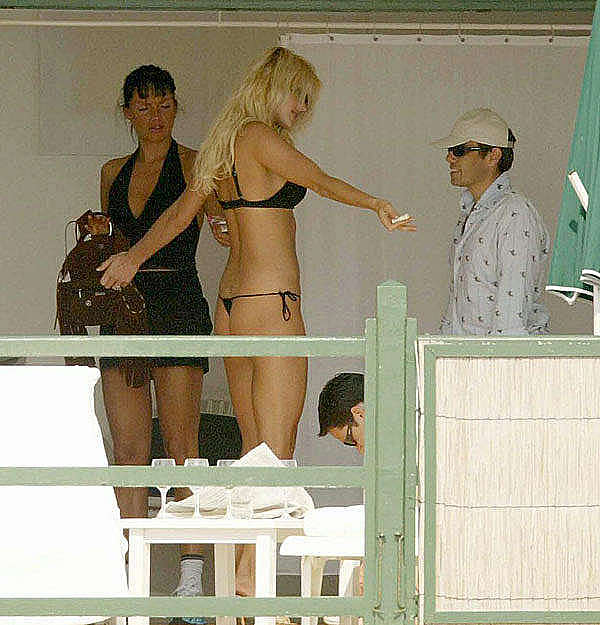Victoria Silvstedt topless sunbathing on a yaht Photo #8.