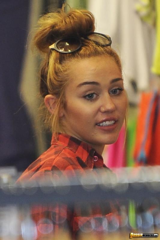 Miley Cyrus Flashing Her Ass In Skimpy Shorts Photo 7