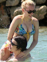 Scarlett Johansson howing her perfect..